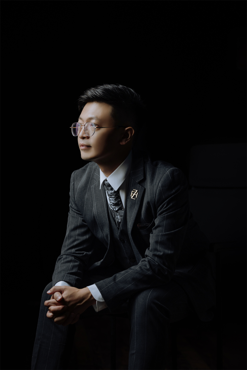 江承哲西装肖像